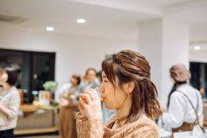 隙を見つけてはビールを流し込む主役